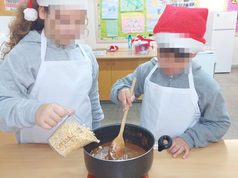 Τα παιδιά της Γ' τάξης έφτιαξαν χριστουγεννιάτικα σοκολατάκια