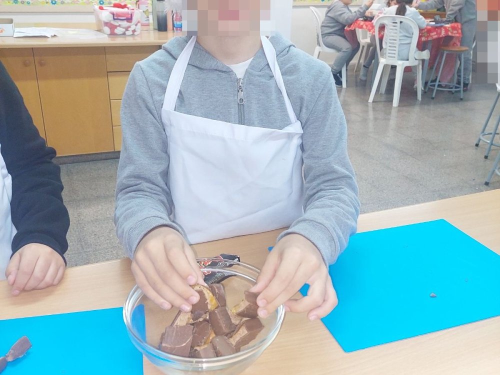 Τα παιδιά της Γ' τάξης έφτιαξαν χριστουγεννιάτικα σοκολατάκια