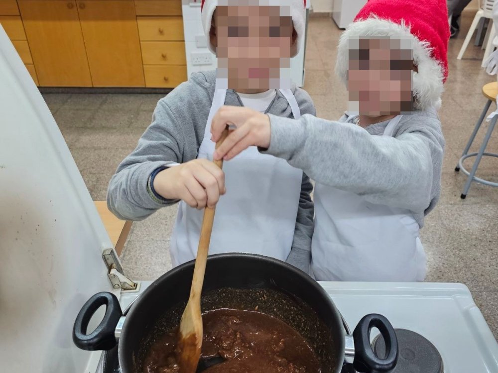 Τα παιδιά της Γ' τάξης έφτιαξαν χριστουγεννιάτικα σοκολατάκια