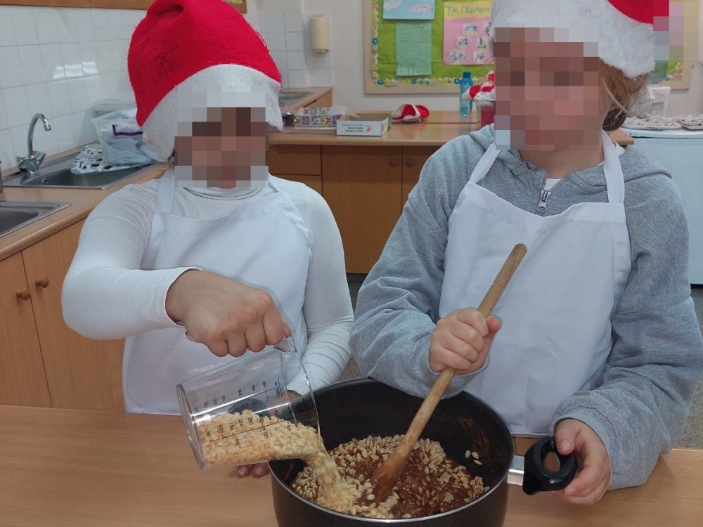 Τα παιδιά της Γ' τάξης έφτιαξαν χριστουγεννιάτικα σοκολατάκια