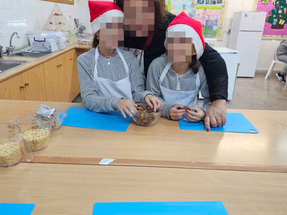 Τα παιδιά της Γ' τάξης έφτιαξαν χριστουγεννιάτικα σοκολατάκια