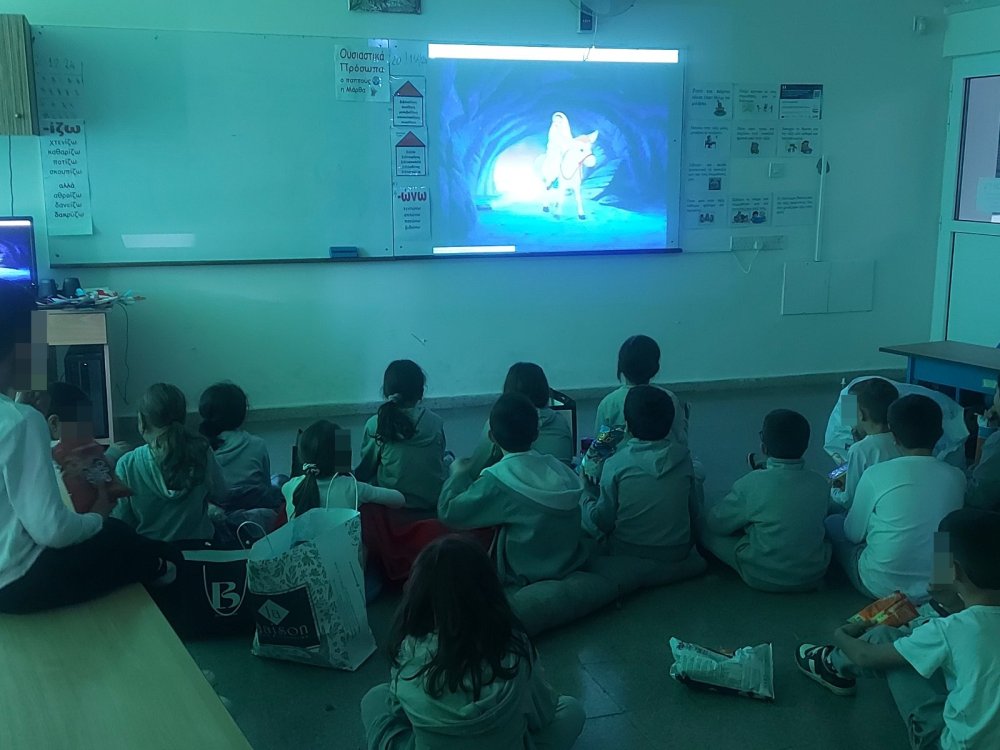 Τελευταία μέρα πριν τις γιορτές...και τα παιδιά του ΙΕ βλέπουν χριστουγεννιάτικη ταινία...