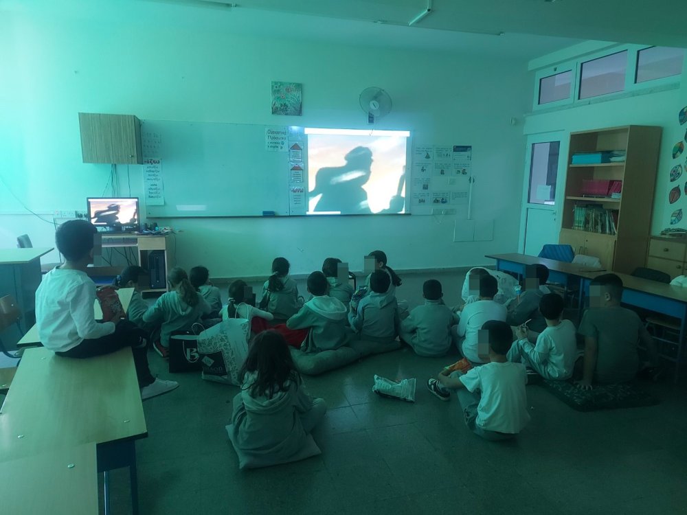 Τελευταία μέρα πριν τις γιορτές...και τα παιδιά του ΙΕ βλέπουν χριστουγεννιάτικη ταινία...