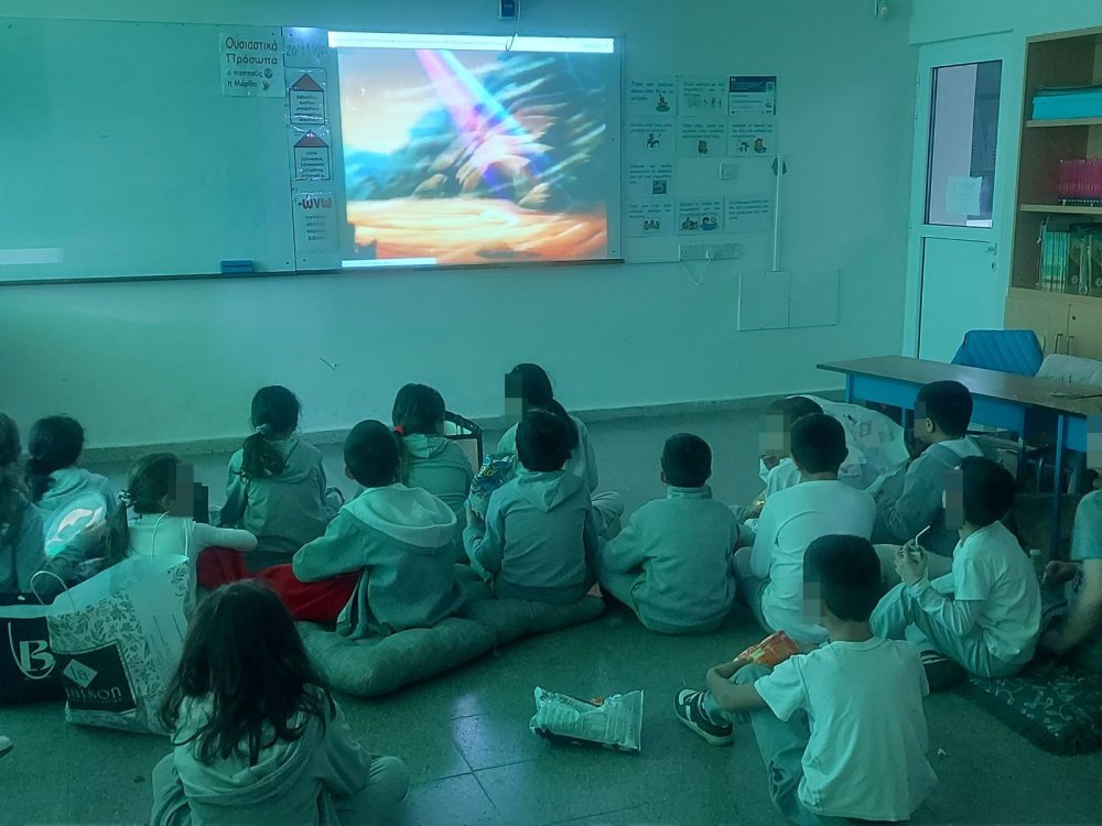 Τελευταία μέρα πριν τις γιορτές...και τα παιδιά του ΙΕ βλέπουν χριστουγεννιάτικη ταινία...