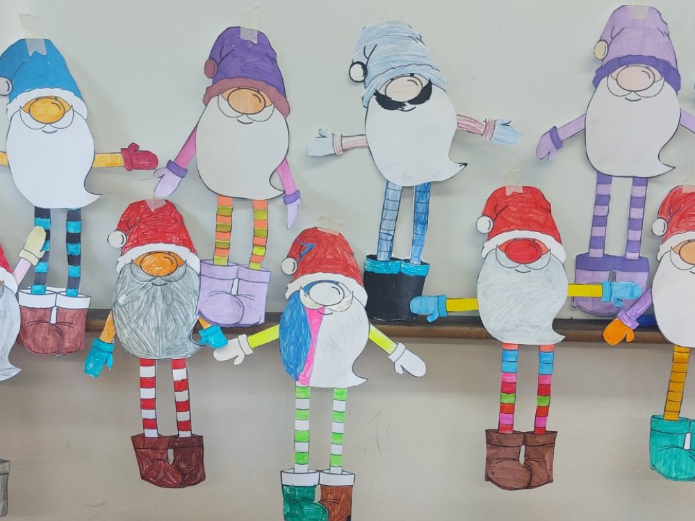 Εικαστικές χριστουγεννιάτικες δημιουργίες από όλα τα παιδιά του σχολείου μας...