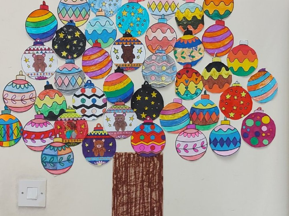 Εικαστικές χριστουγεννιάτικες δημιουργίες από όλα τα παιδιά του σχολείου μας...