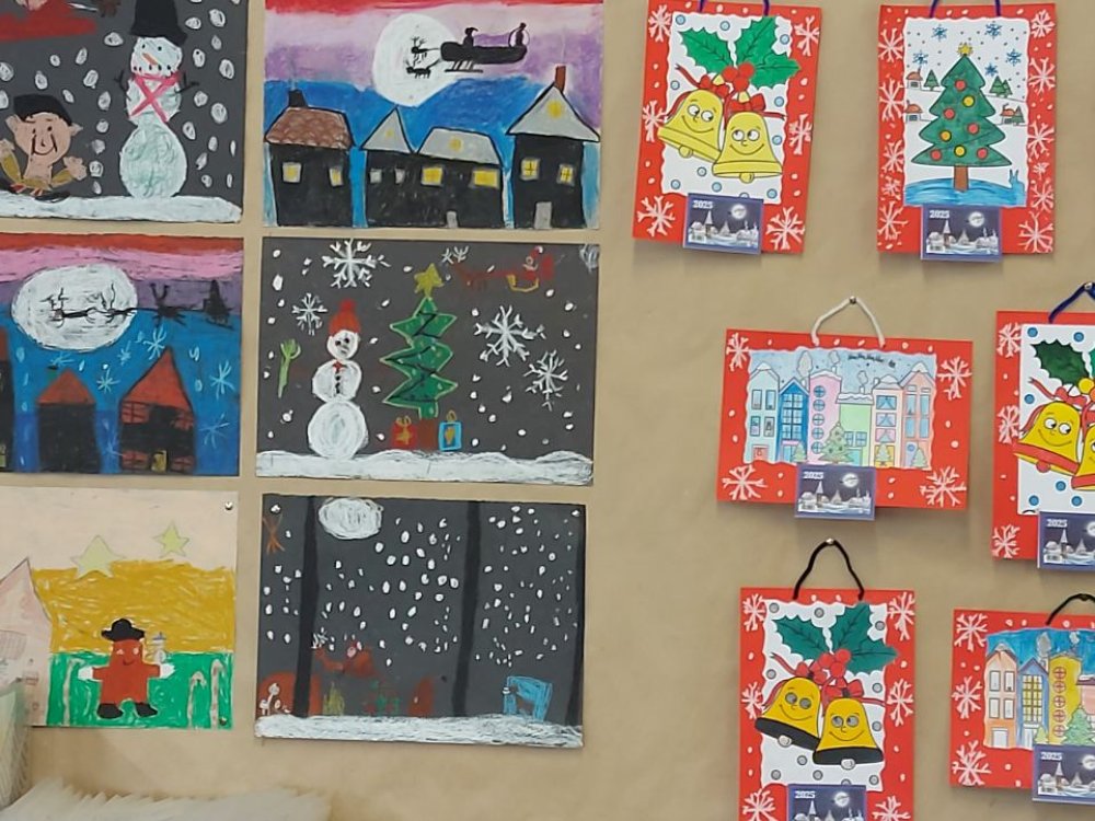 Εικαστικές χριστουγεννιάτικες δημιουργίες από όλα τα παιδιά του σχολείου μας...