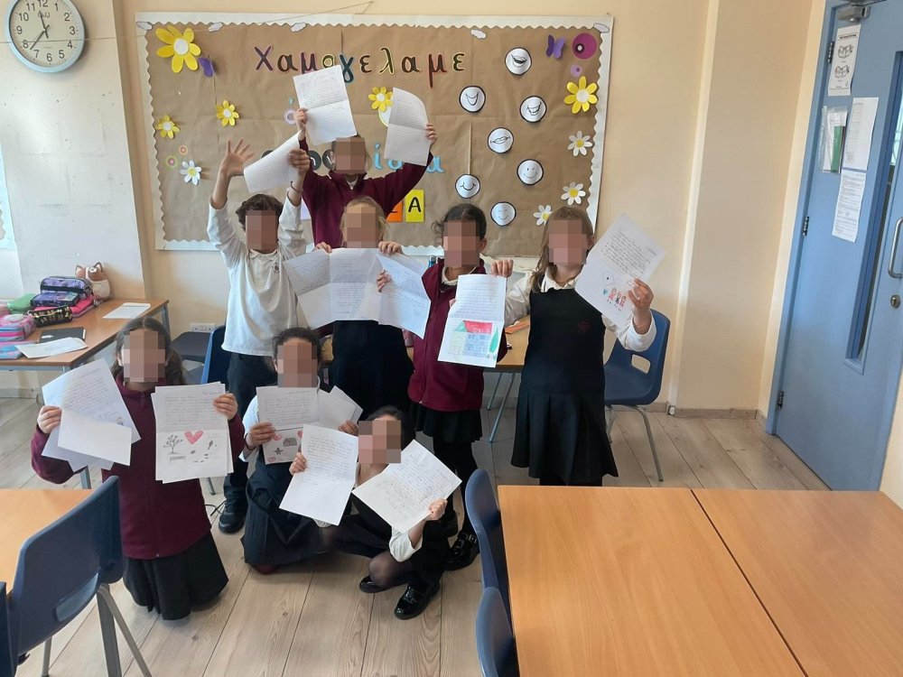 "Κάνοντας νέους φίλους: Τα παιδιά του Γ'2 ανταλλάσσουν γράμματα με συνομήλικα τους παιδιά από ιδιωτικό δημοτικό σχολείο της Λεμεσού, μιλούν μέσω zoom και υπόσχονται να βρεθούν κι από κοντά με τη νέα χρονιά..."