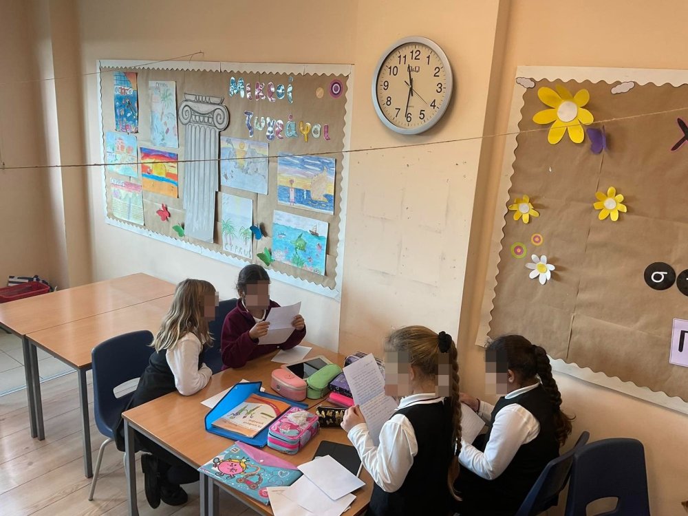 "Κάνοντας νέους φίλους: Τα παιδιά του Γ'2 ανταλλάσσουν γράμματα με συνομήλικα τους παιδιά από ιδιωτικό δημοτικό σχολείο της Λεμεσού, μιλούν μέσω zoom και υπόσχονται να βρεθούν κι από κοντά με τη νέα χρονιά..."