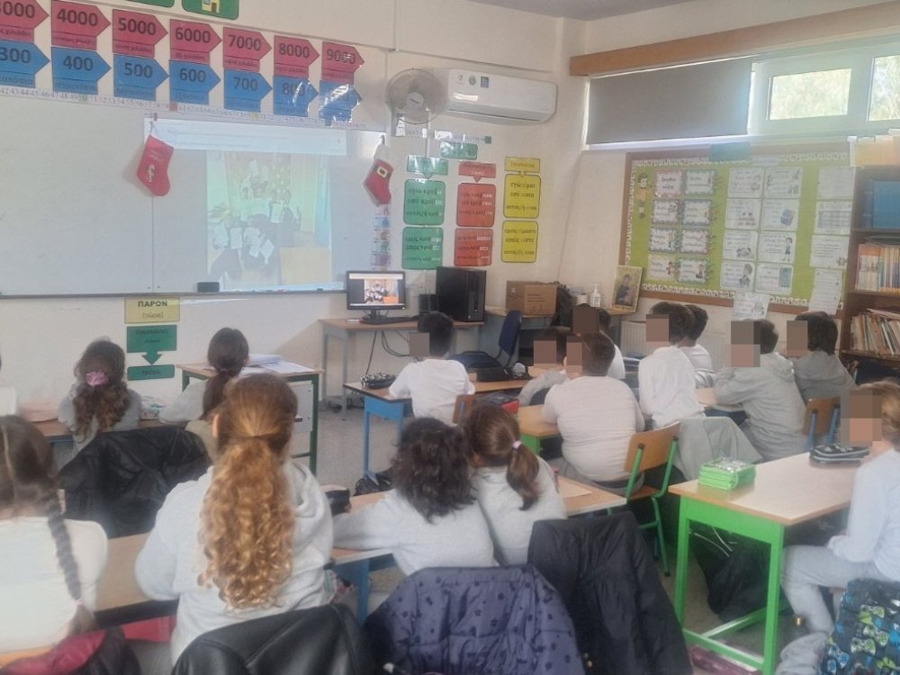 "Κάνοντας νέους φίλους: Τα παιδιά του Γ'2 ανταλλάσσουν γράμματα με συνομήλικα τους παιδιά από ιδιωτικό δημοτικό σχολείο της Λεμεσού, μιλούν μέσω zoom και υπόσχονται να βρεθούν κι από κοντά με τη νέα χρονιά..."