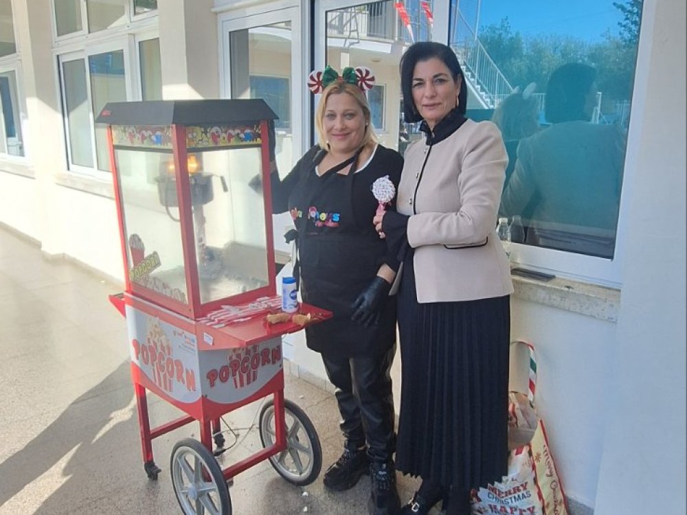 Η διευθύντρια του σχολείου κερνά pop corn όλα τα παιδιά...