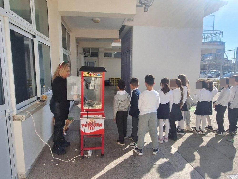 Η διευθύντρια του σχολείου κερνά pop corn όλα τα παιδιά...