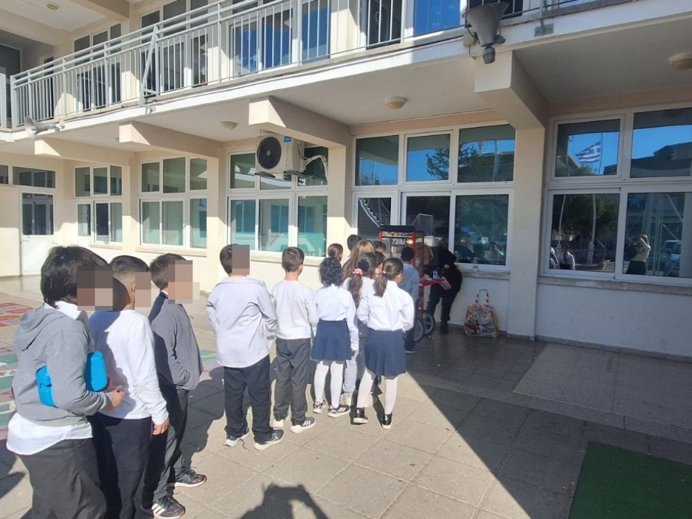 Η διευθύντρια του σχολείου κερνά pop corn όλα τα παιδιά...