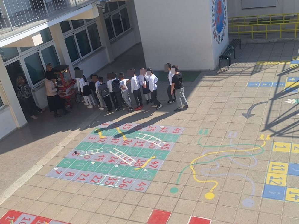 Η διευθύντρια του σχολείου κερνά pop corn όλα τα παιδιά...