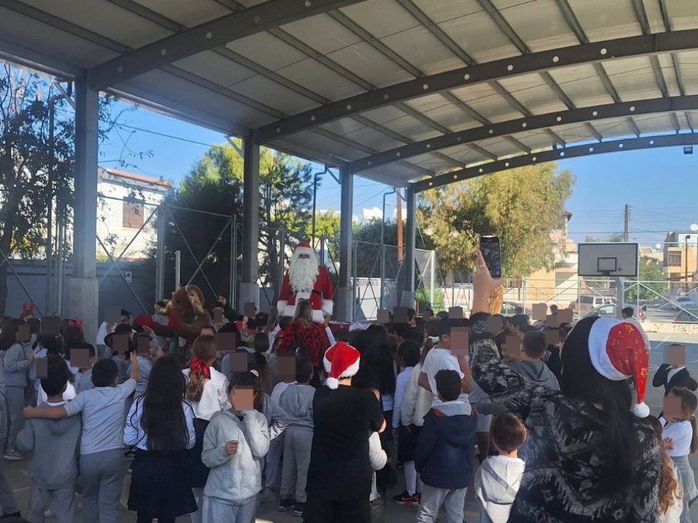 Επίσκεψη του Άγιου Βασίλη στο ΙΕ' Δημοτικό σχολείο Κάτω Πολεμιδιών....