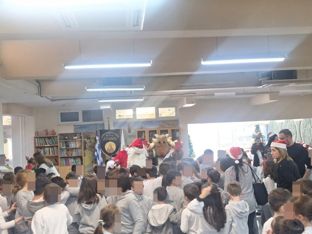Επίσκεψη του Άγιου Βασίλη στο ΙΕ' Δημοτικό σχολείο Κάτω Πολεμιδιών....