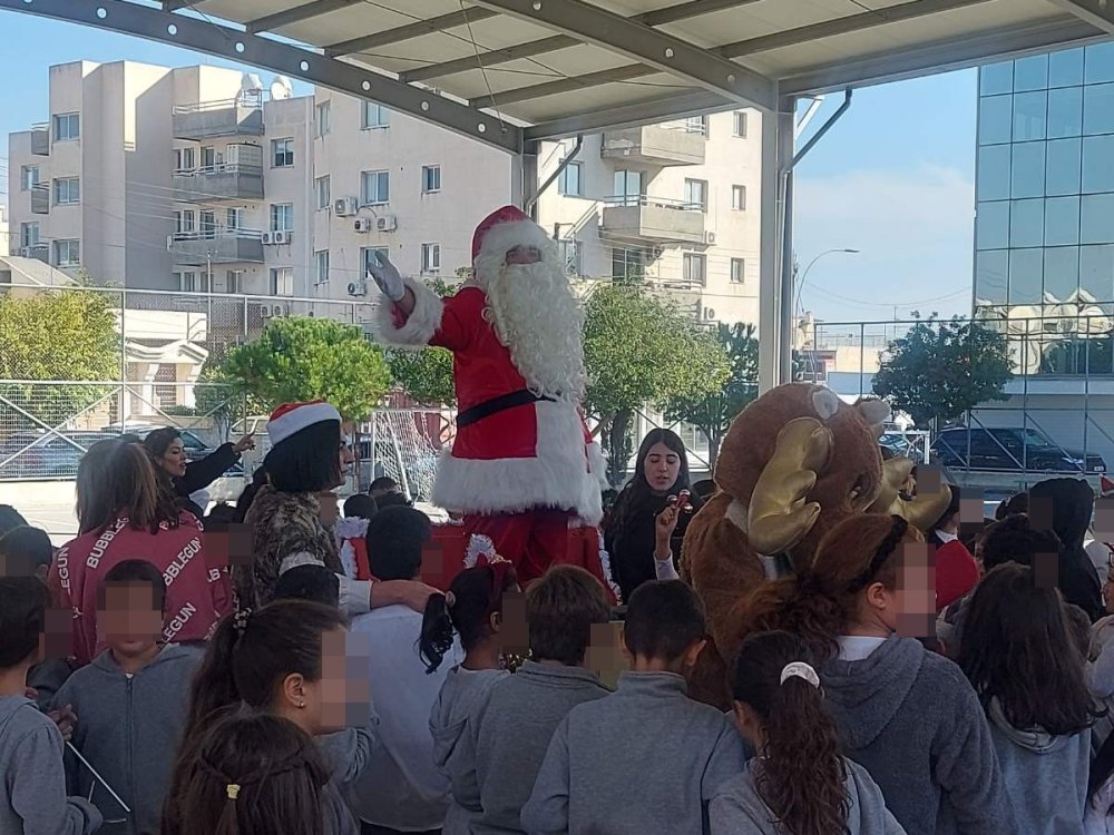 Επίσκεψη του Άγιου Βασίλη στο ΙΕ' Δημοτικό σχολείο Κάτω Πολεμιδιών....