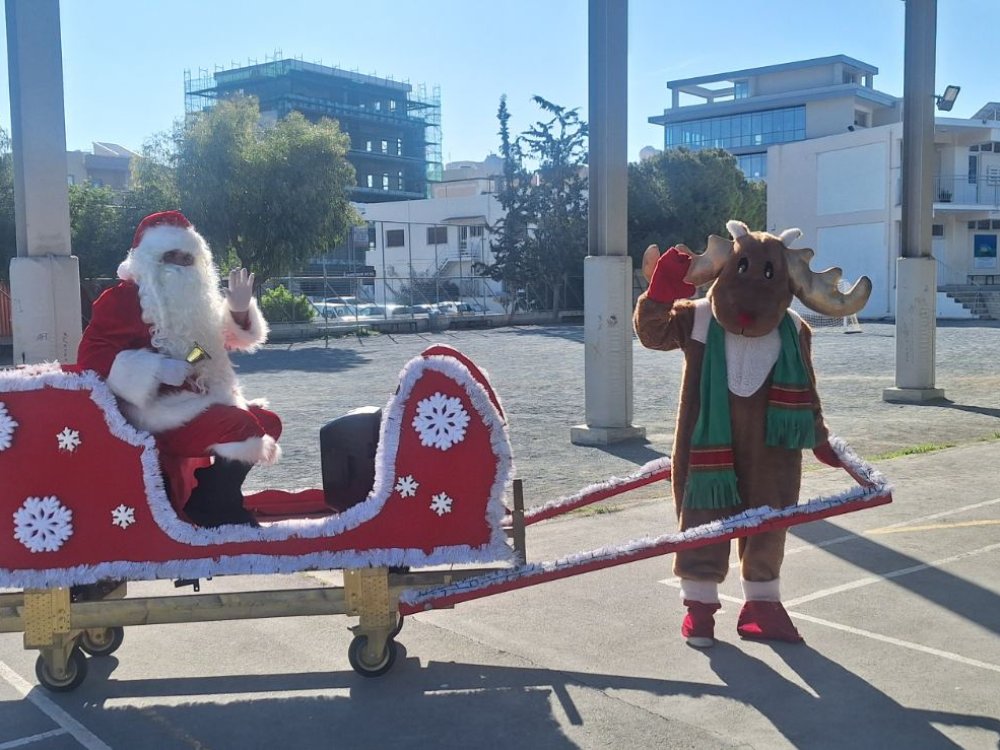 Επίσκεψη του Άγιου Βασίλη στο ΙΕ' Δημοτικό σχολείο Κάτω Πολεμιδιών....