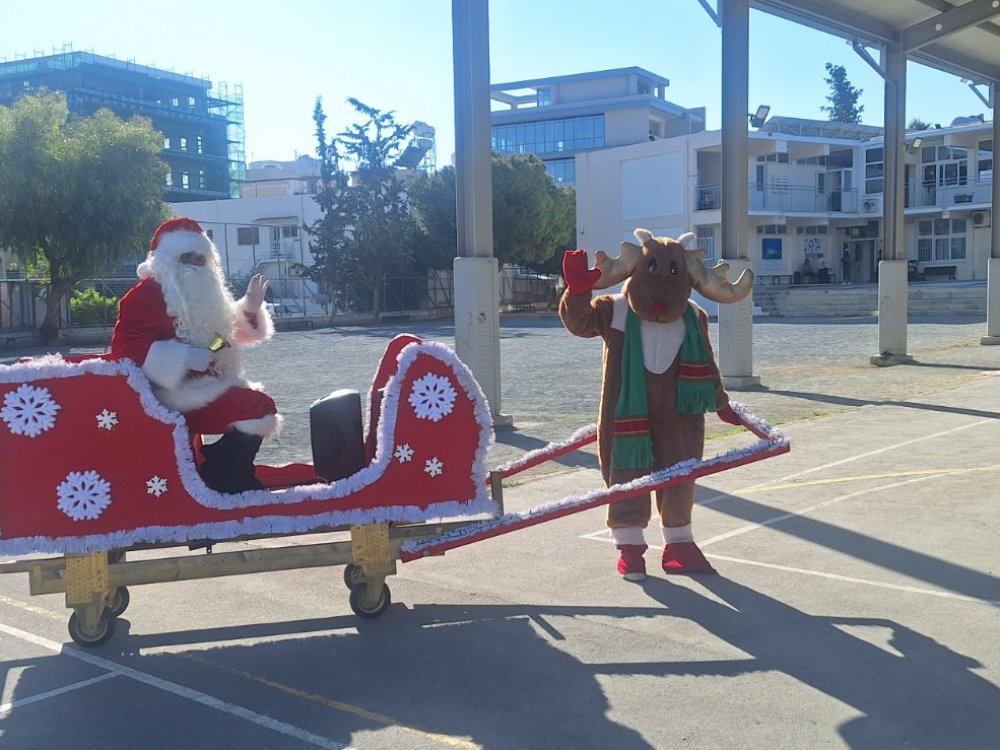 Επίσκεψη του Άγιου Βασίλη στο ΙΕ' Δημοτικό σχολείο Κάτω Πολεμιδιών....