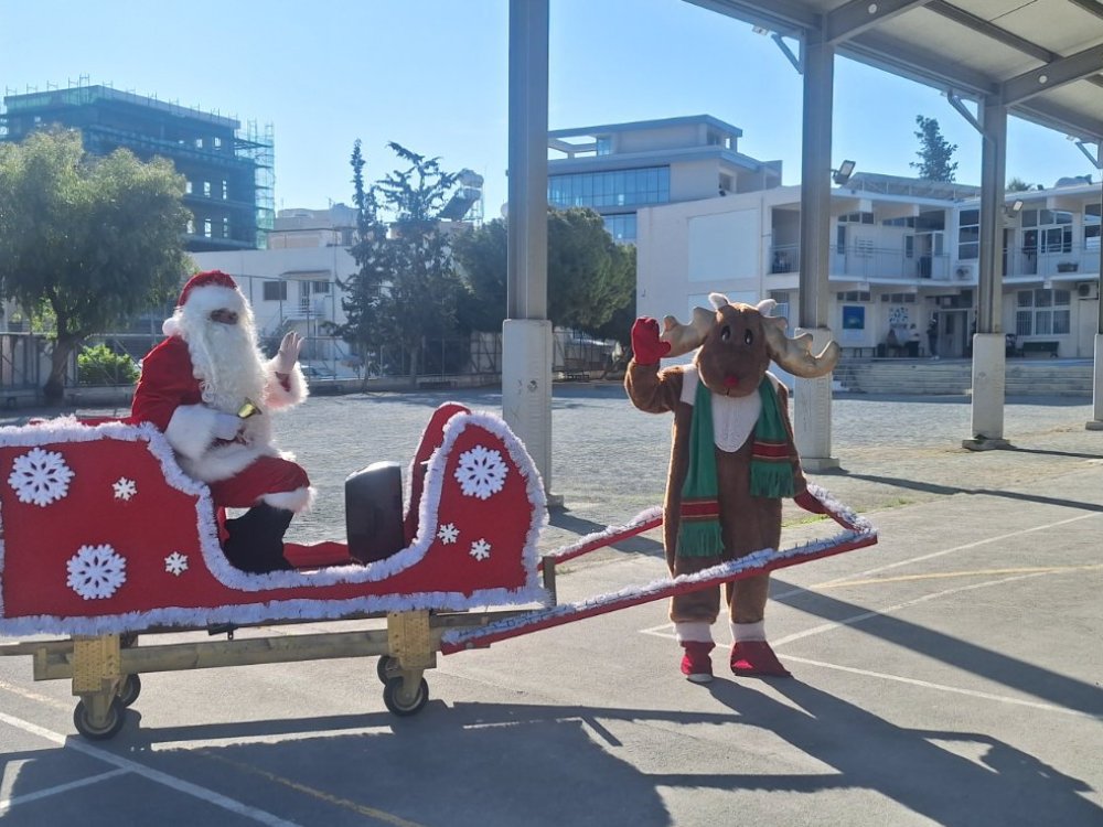 Επίσκεψη του Άγιου Βασίλη στο ΙΕ' Δημοτικό σχολείο Κάτω Πολεμιδιών....