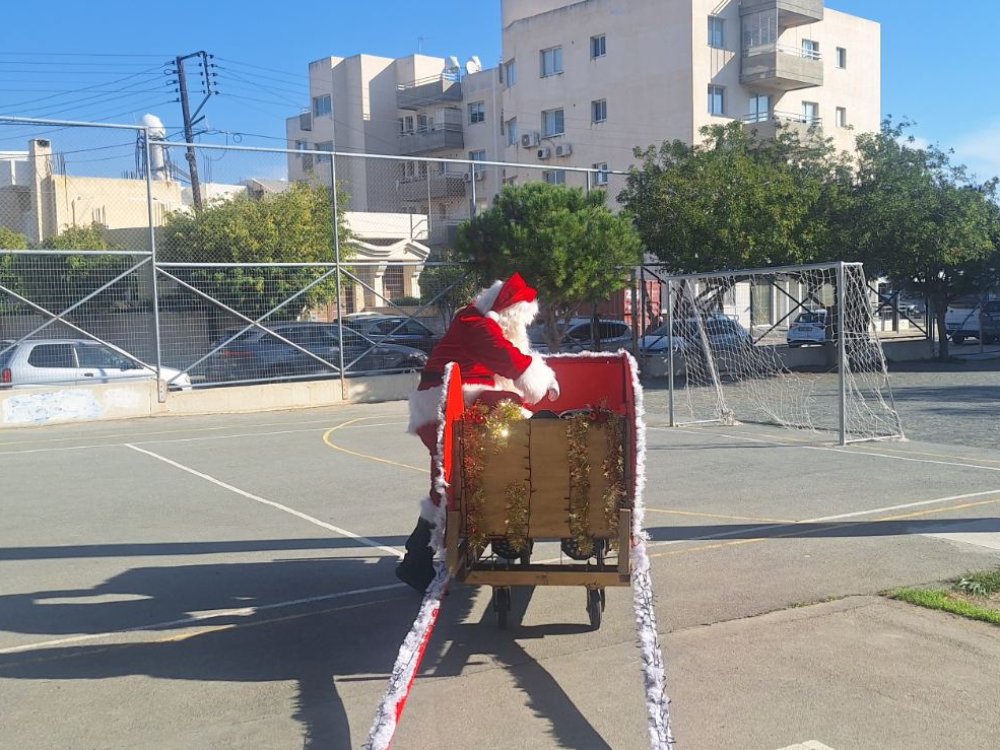 Επίσκεψη του Άγιου Βασίλη στο ΙΕ' Δημοτικό σχολείο Κάτω Πολεμιδιών....