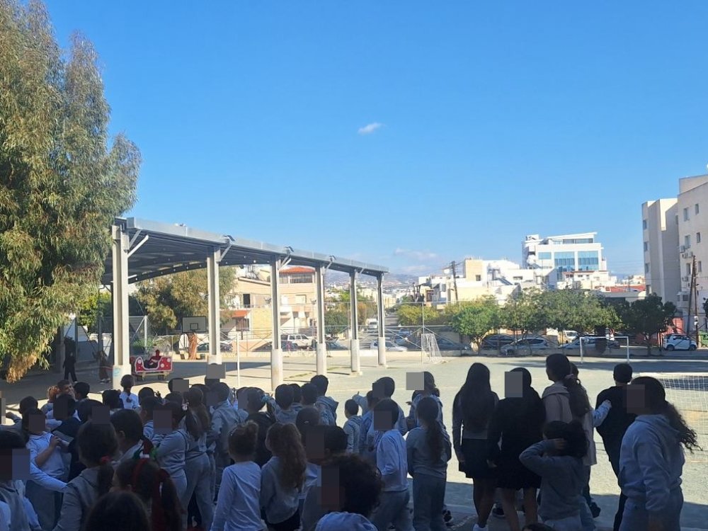 Επίσκεψη του Άγιου Βασίλη στο ΙΕ' Δημοτικό σχολείο Κάτω Πολεμιδιών....