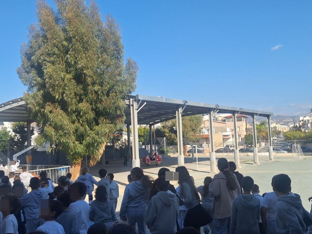 Επίσκεψη του Άγιου Βασίλη στο ΙΕ' Δημοτικό σχολείο Κάτω Πολεμιδιών....