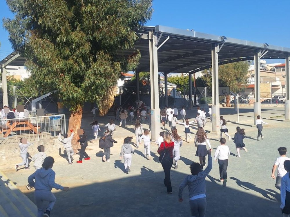 Επίσκεψη του Άγιου Βασίλη στο ΙΕ' Δημοτικό σχολείο Κάτω Πολεμιδιών....