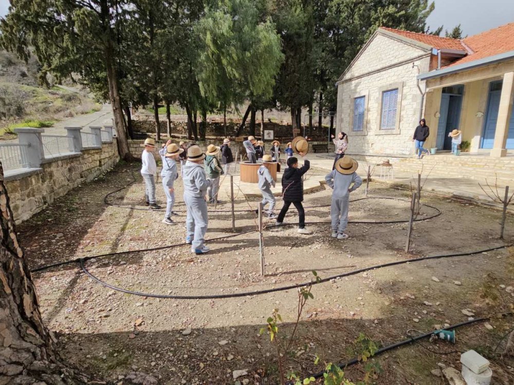 23/1 εκπαιδευτική έκδρομη Γ' τάξης στο περιβάλλοντικο κέντρο Κοιλανίου. Παρακολούθηση θέματος: "Από το στάρι στο ψωμι"