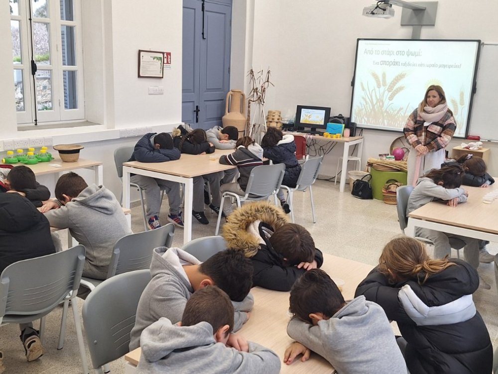 23/1 εκπαιδευτική έκδρομη Γ' τάξης στο περιβάλλοντικο κέντρο Κοιλανίου. Παρακολούθηση θέματος: "Από το στάρι στο ψωμι"