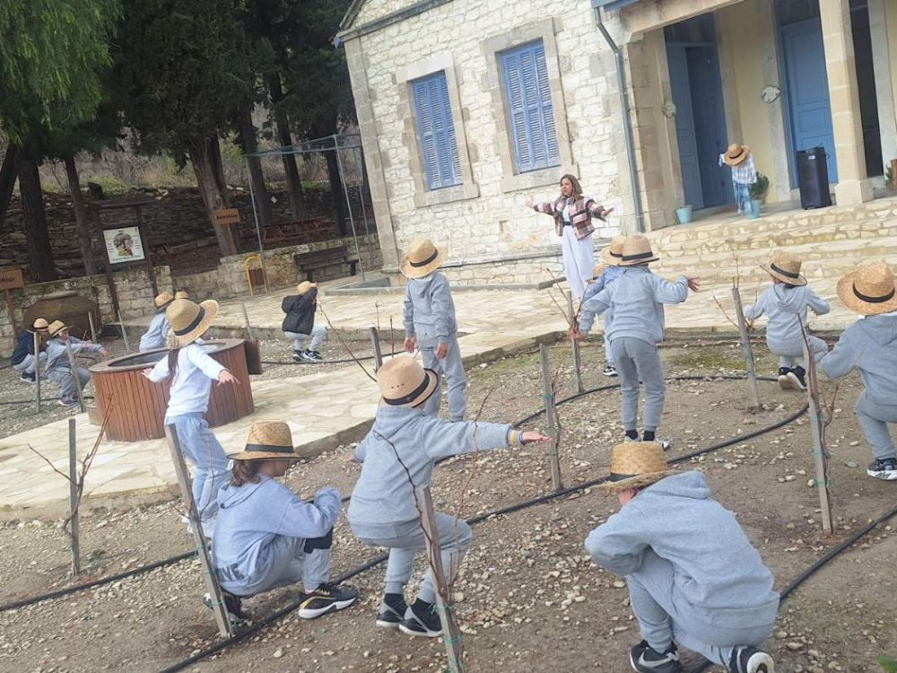 23/1 εκπαιδευτική έκδρομη Γ' τάξης στο περιβάλλοντικο κέντρο Κοιλανίου. Παρακολούθηση θέματος: "Από το στάρι στο ψωμι"