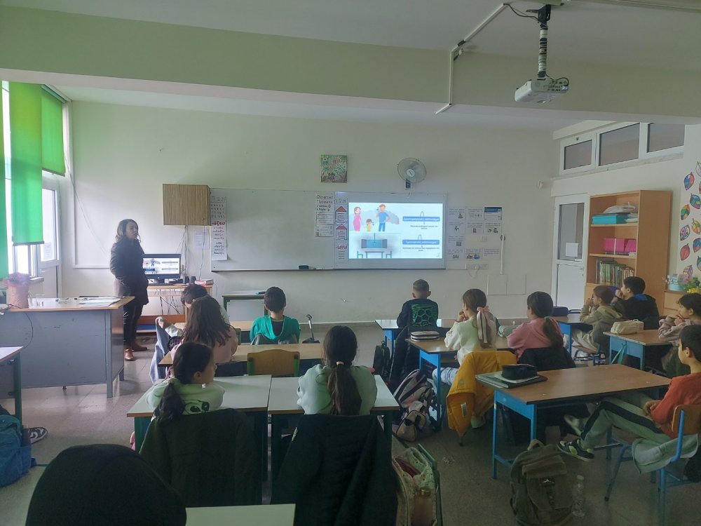 Τα παιδιά της Γ' τάξης ενημερώνονται από την οικεία ιατρική επισκέπτρια για το τσιγάρο