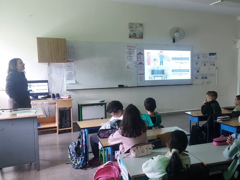 Τα παιδιά της Γ' τάξης ενημερώνονται από την οικεία ιατρική επισκέπτρια για το τσιγάρο