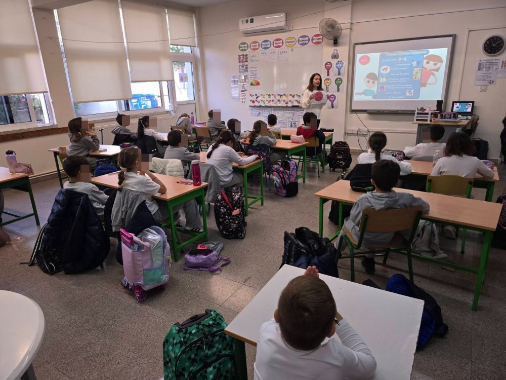 Μάθημα στη Β' τάξη από την οικεία επισκέπτρια υγείας