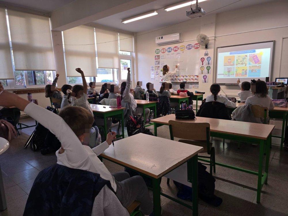 Μάθημα στη Β' τάξη από την οικεία επισκέπτρια υγείας