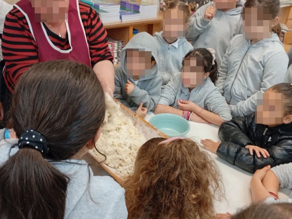 Τα παιδιά του Α1 και του Α2 έφτιαξαν παραδοσιακές αυκωτες και μύρισε το σχολείο "Πασχα"