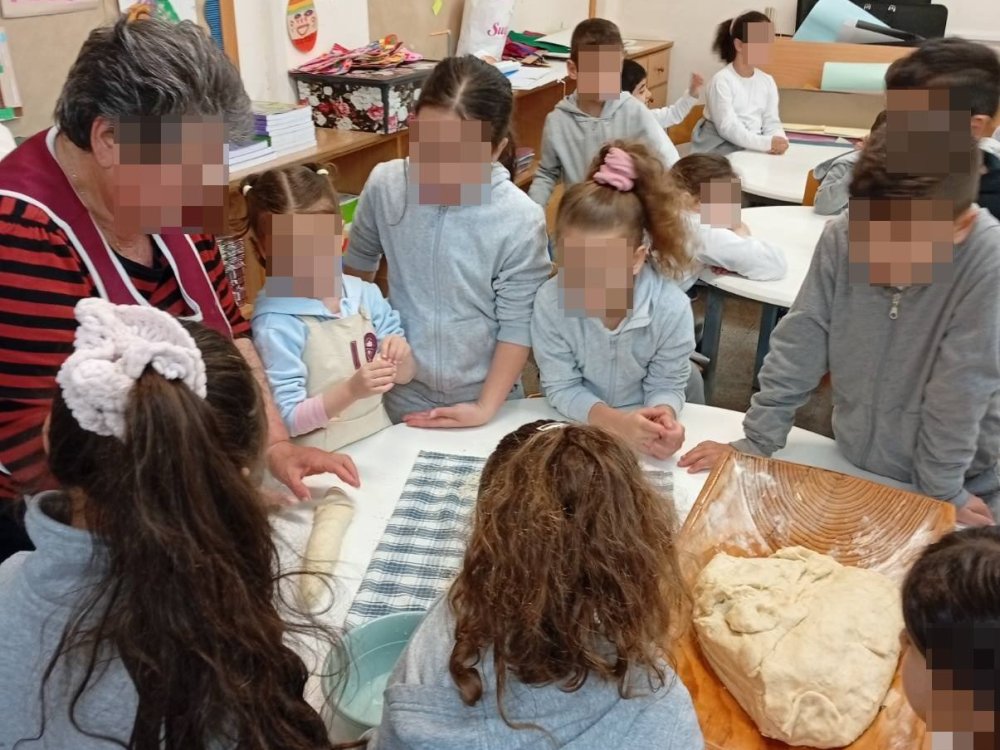 Τα παιδιά του Α1 και του Α2 έφτιαξαν παραδοσιακές αυκωτες και μύρισε το σχολείο "Πασχα"