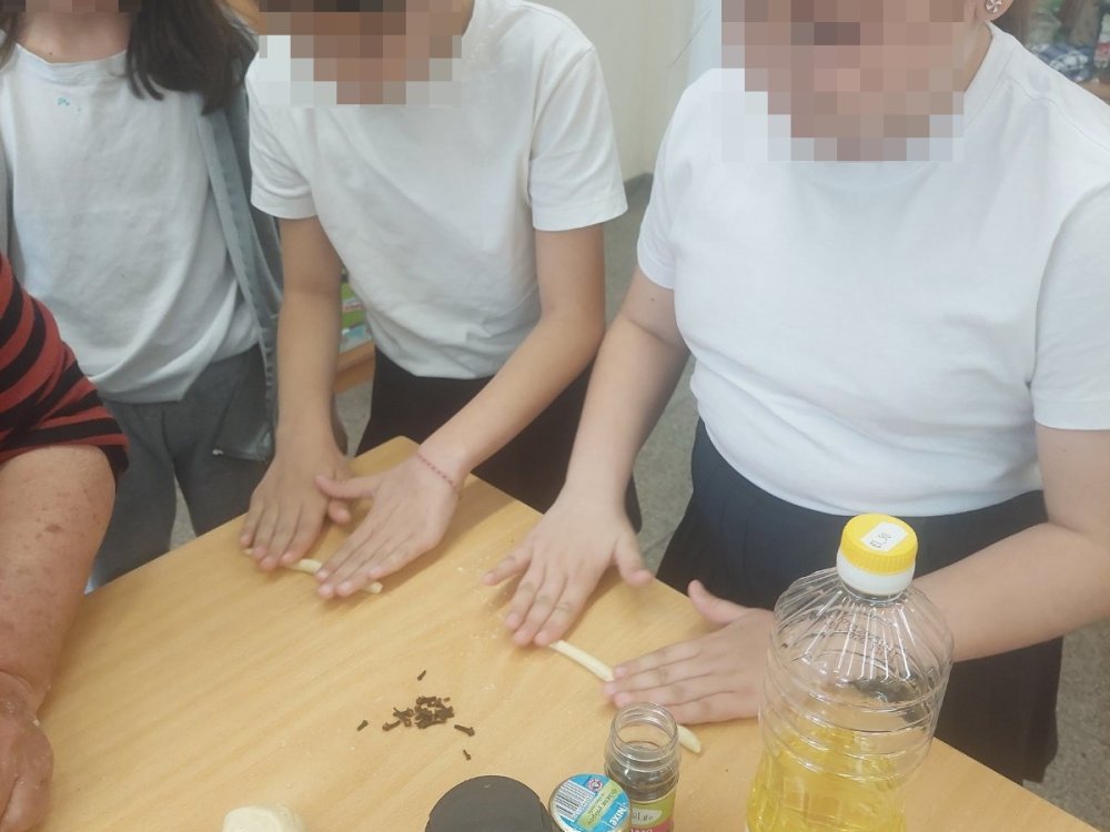 Τα παιδιά του Γ1 έφτιαξαν λαζαρακια και γέμισε μυρωδιές το σχολείο...