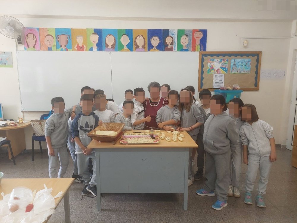 Τα παιδιά του Γ1 έφτιαξαν λαζαρακια και γέμισε μυρωδιές το σχολείο...