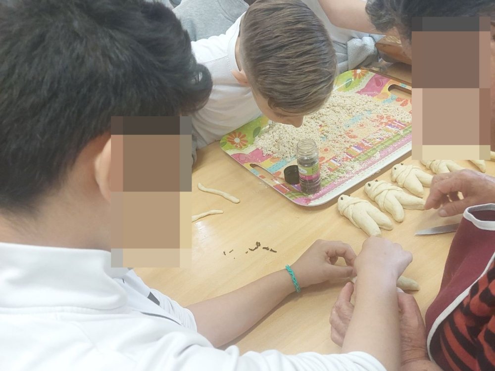 Τα παιδιά του Γ1 έφτιαξαν λαζαρακια και γέμισε μυρωδιές το σχολείο...