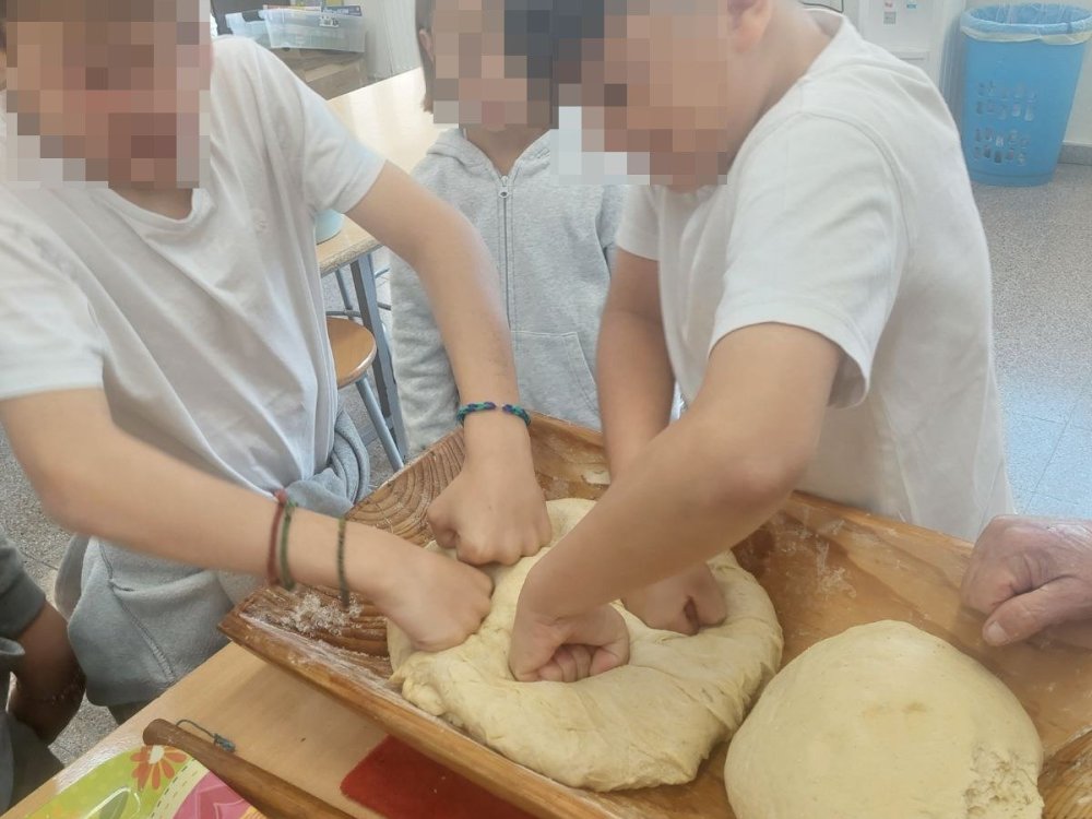 Τα παιδιά του Γ1 έφτιαξαν λαζαρακια και γέμισε μυρωδιές το σχολείο...