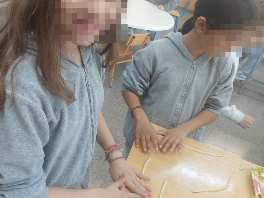 Τα παιδιά του Γ1 έφτιαξαν λαζαρακια και γέμισε μυρωδιές το σχολείο...