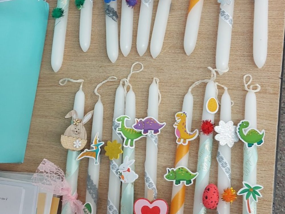 Ο Σ.Γ. δωρισε λαμπάδες και διακοσμητικα.Tα παιδιά έφτιαξαν με τις δασκαλες τις δικές τους λαμπάδες