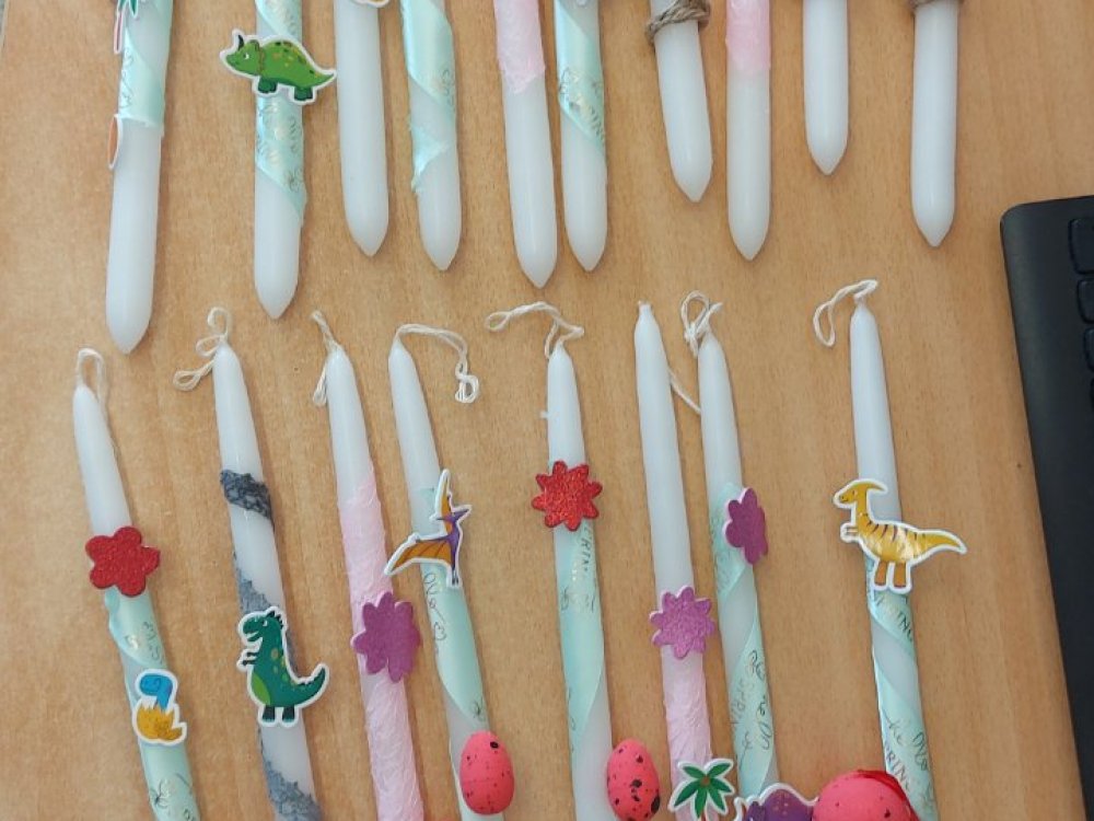 Ο Σ.Γ. δωρισε λαμπάδες και διακοσμητικα.Tα παιδιά έφτιαξαν με τις δασκαλες τις δικές τους λαμπάδες