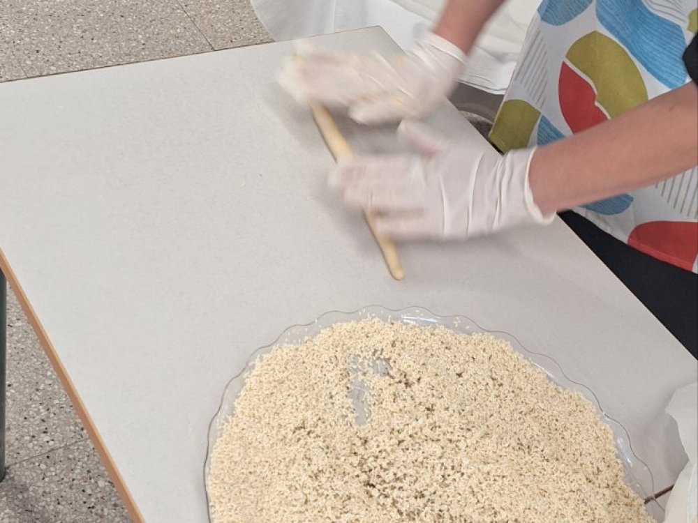 Η δντρια του σχολείου φτιάχνει με το Γ'2 παραδοσιακά κουλουράκια στα πλαίσια του μαθήματος των ελληνικών και της ενότητας που αφορά στο ψωμί!