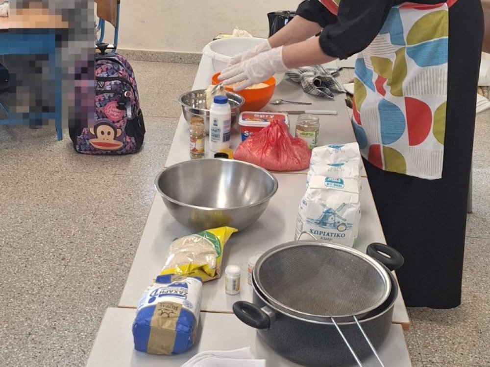 Η δντρια του σχολείου φτιάχνει με το Γ'2 παραδοσιακά κουλουράκια στα πλαίσια του μαθήματος των ελληνικών και της ενότητας που αφορά στο ψωμί!