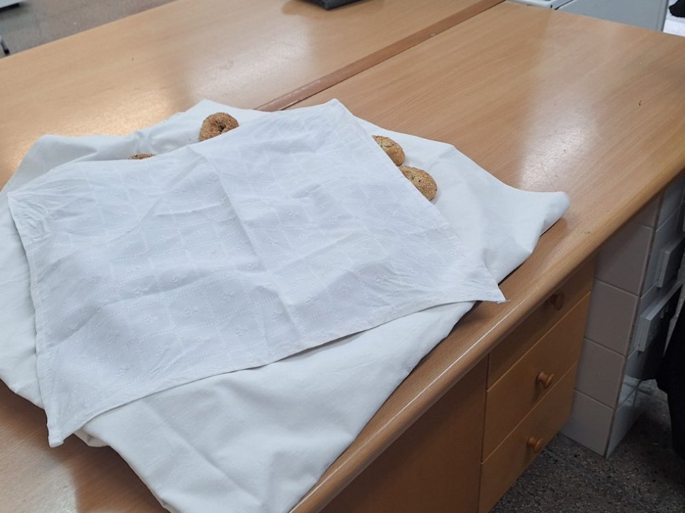 Η δντρια του σχολείου φτιάχνει με το Γ'2 παραδοσιακά κουλουράκια στα πλαίσια του μαθήματος των ελληνικών και της ενότητας που αφορά στο ψωμί!