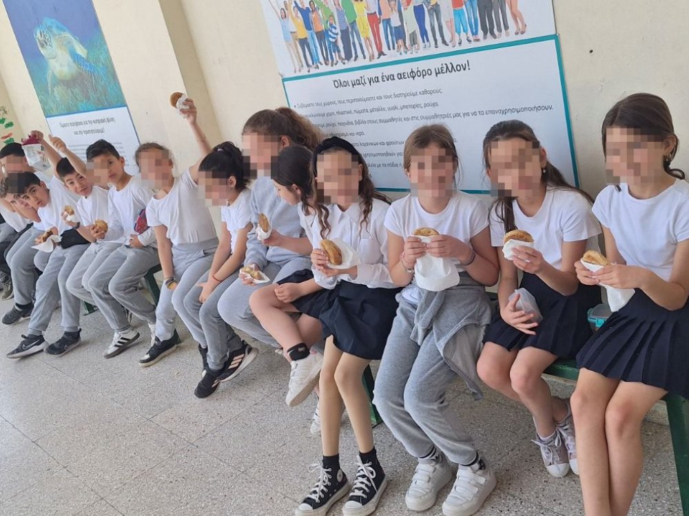 Η δντρια του σχολείου φτιάχνει με το Γ'2 παραδοσιακά κουλουράκια στα πλαίσια του μαθήματος των ελληνικών και της ενότητας που αφορά στο ψωμί!