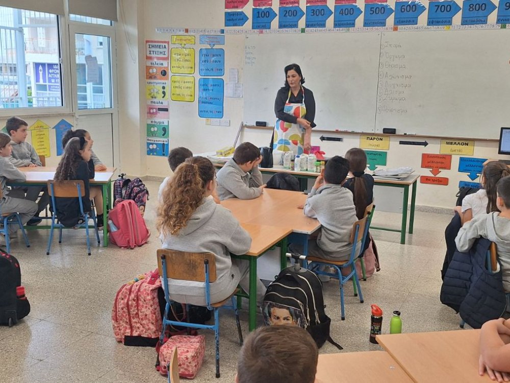 Η δντρια του σχολείου φτιάχνει με το Γ'2 παραδοσιακά κουλουράκια στα πλαίσια του μαθήματος των ελληνικών και της ενότητας που αφορά στο ψωμί!