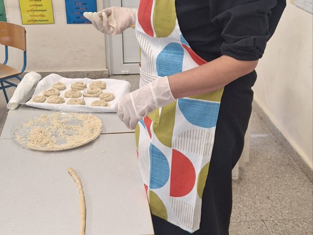 Η δντρια του σχολείου φτιάχνει με το Γ'2 παραδοσιακά κουλουράκια στα πλαίσια του μαθήματος των ελληνικών και της ενότητας που αφορά στο ψωμί!